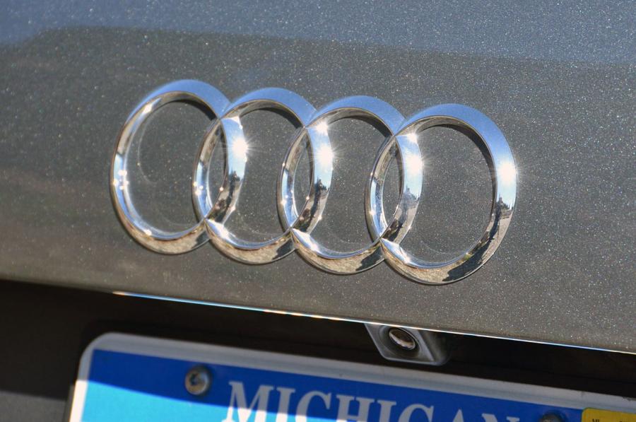 Логотип Audi SQ5 TFSI (8R) 2013 года  (NA) (фото 34 из 82)